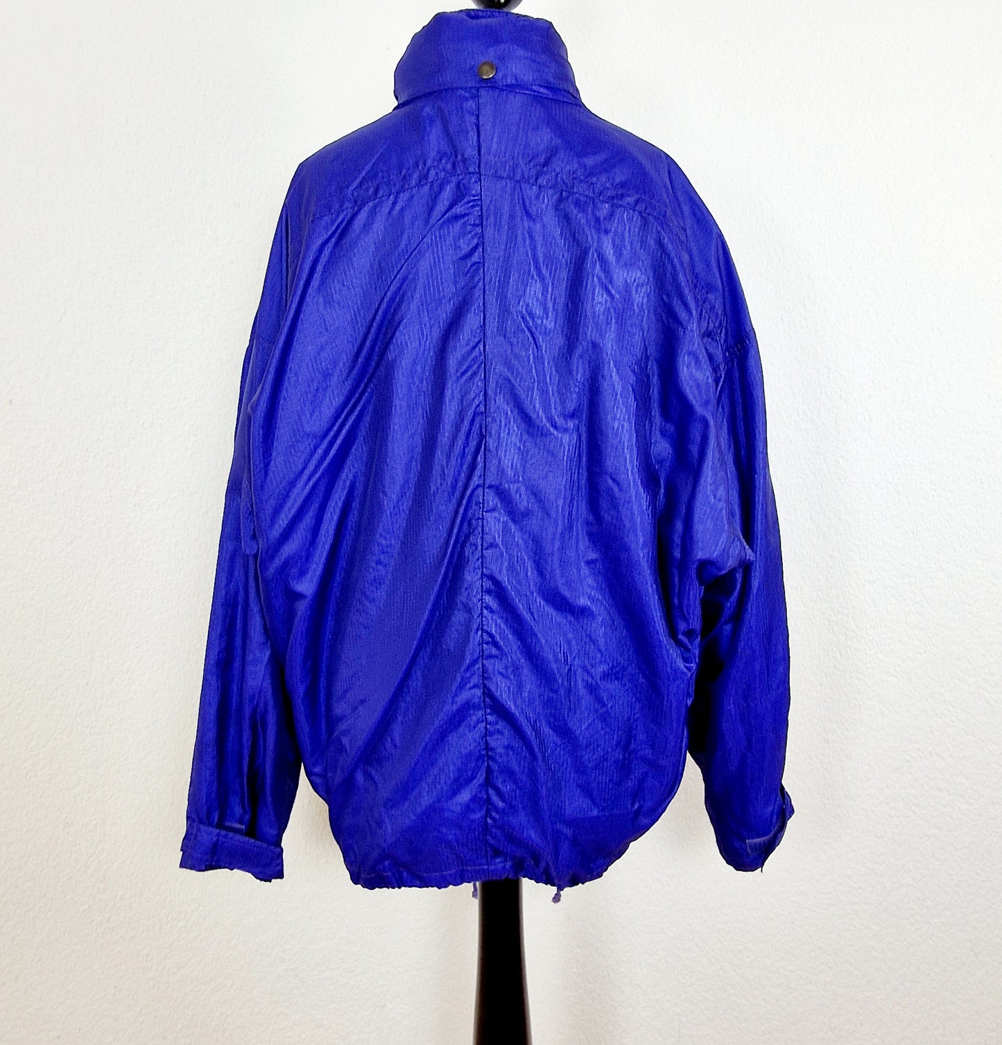 Einzigartige und nachhaltige Vintage Jacke in violett von Schöffel. Unique and sustainable vintage jacket in purple from Schöffel. Back.