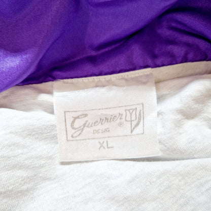 Einzigartige und nachhaltige Vintage Trainerjacke in dunkelblau-türkis-violett. Unique and sustainable vintage track jacket in dark blue-turquois-purple. Tag.