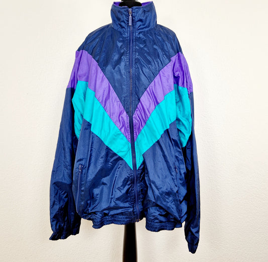 Einzigartige und nachhaltige Vintage Trainerjacke in dunkelblau-türkis-violett. Unique and sustainable vintage track jacket in dark blue-turquois-purple. Front.