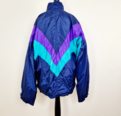 Einzigartige und nachhaltige Vintage Trainerjacke in dunkelblau-türkis-violett. Unique and sustainable vintage track jacket in dark blue-turquois-purple. Back.
