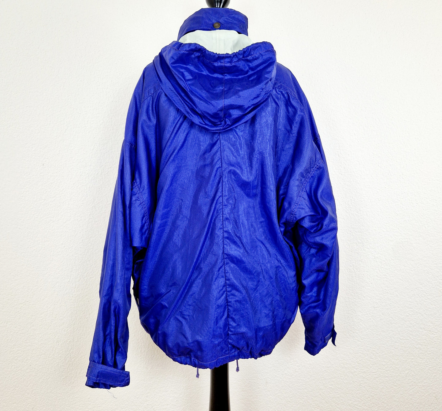 Einzigartige und nachhaltige Vintage Jacke in violett von Schöffel. Unique and sustainable vintage jacket in purple from Schöffel. Back with Hood.
