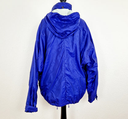 Einzigartige und nachhaltige Vintage Jacke in violett von Schöffel. Unique and sustainable vintage jacket in purple from Schöffel. Back with Hood.