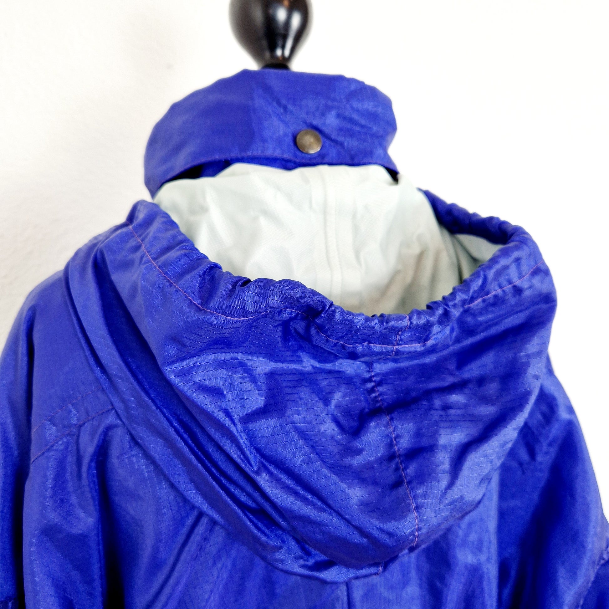 Einzigartige und nachhaltige Vintage Jacke in violett von Schöffel. Unique and sustainable vintage jacket in purple from Schöffel. Hood.