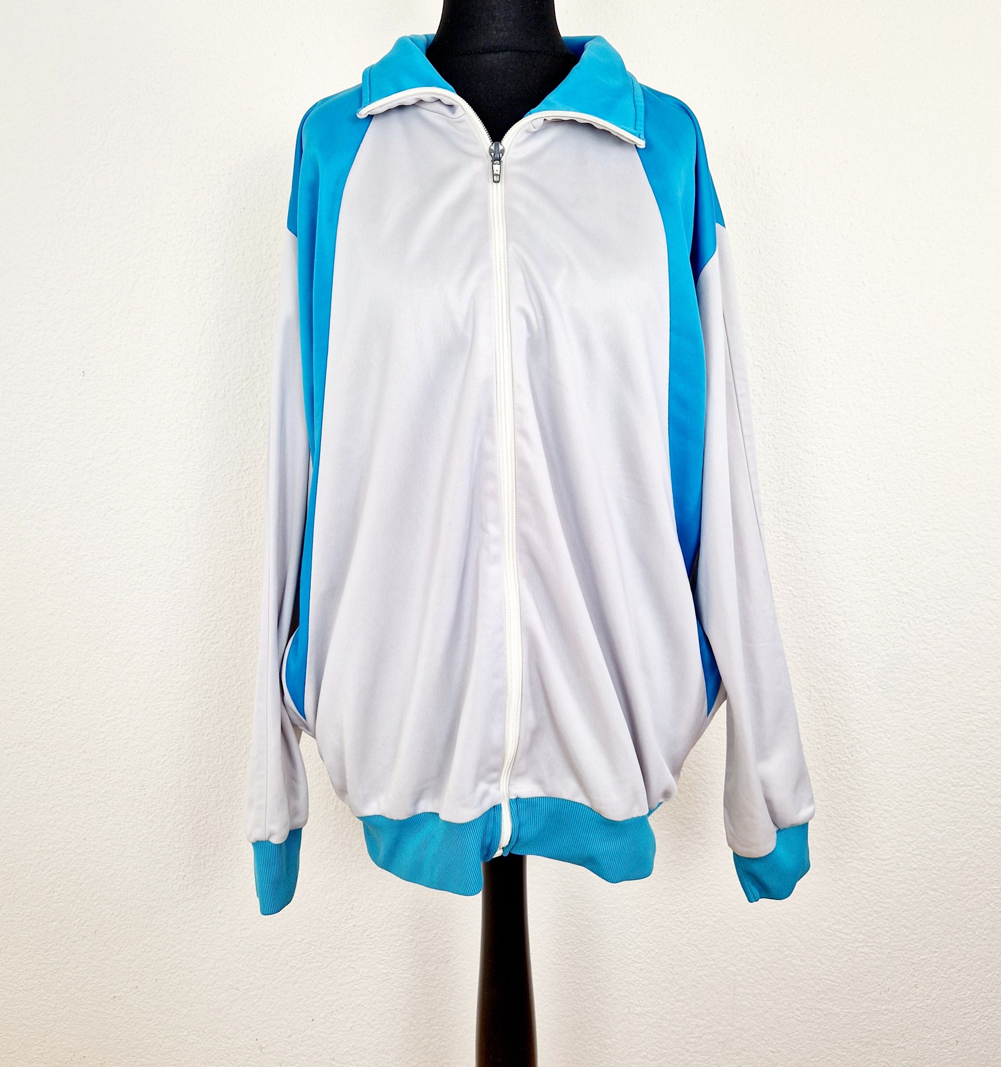 Einzigartige und nachhaltige Vintage Trainerjacke in hellgrau-türkis. Unique and sustainable vintage track jacket in light grey-turquois. Front. 