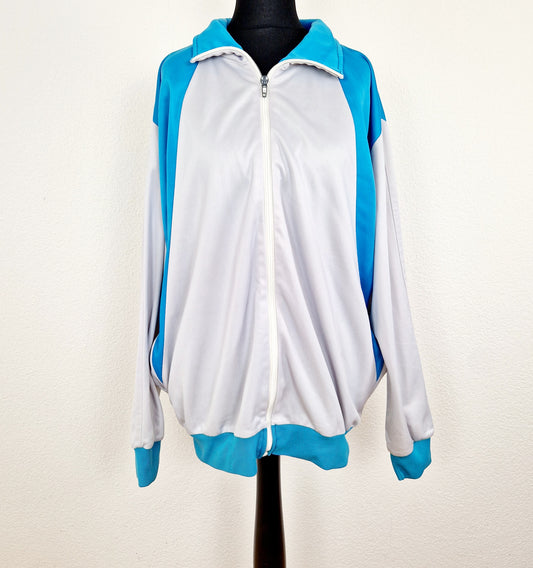 Einzigartige und nachhaltige Vintage Trainerjacke in hellgrau-türkis. Unique and sustainable vintage track jacket in light grey-turquois. Front. 