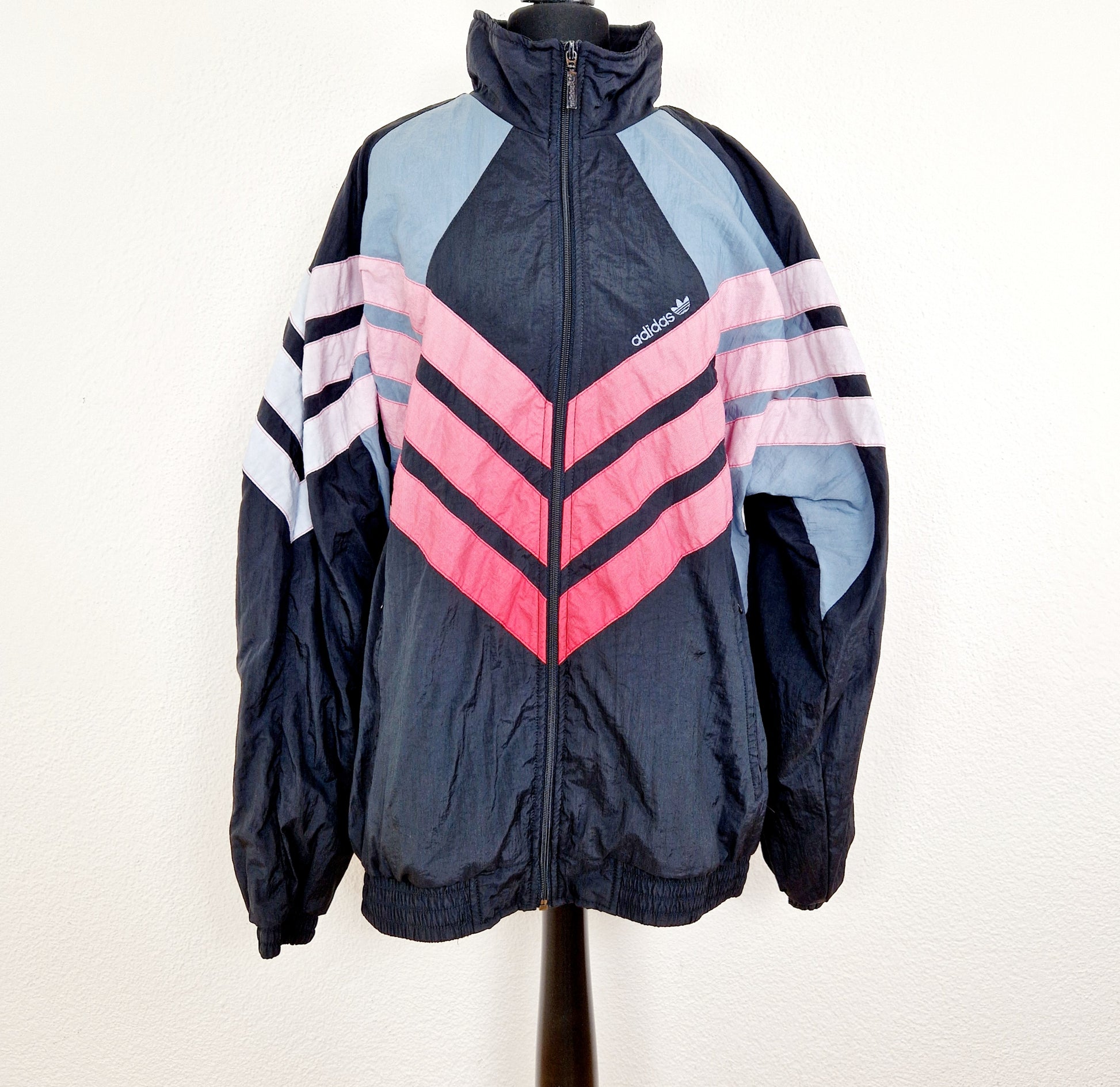 Einzigartige und nachhaltige Vintage Trainerjacke in schwarz-rot-weiss von Adidas. Unique and sustainable vintage track jacket in black-red-white from Adidas. Front. 
