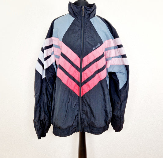 Einzigartige und nachhaltige Vintage Trainerjacke in schwarz-rot-weiss von Adidas. Unique and sustainable vintage track jacket in black-red-white from Adidas. Front. 