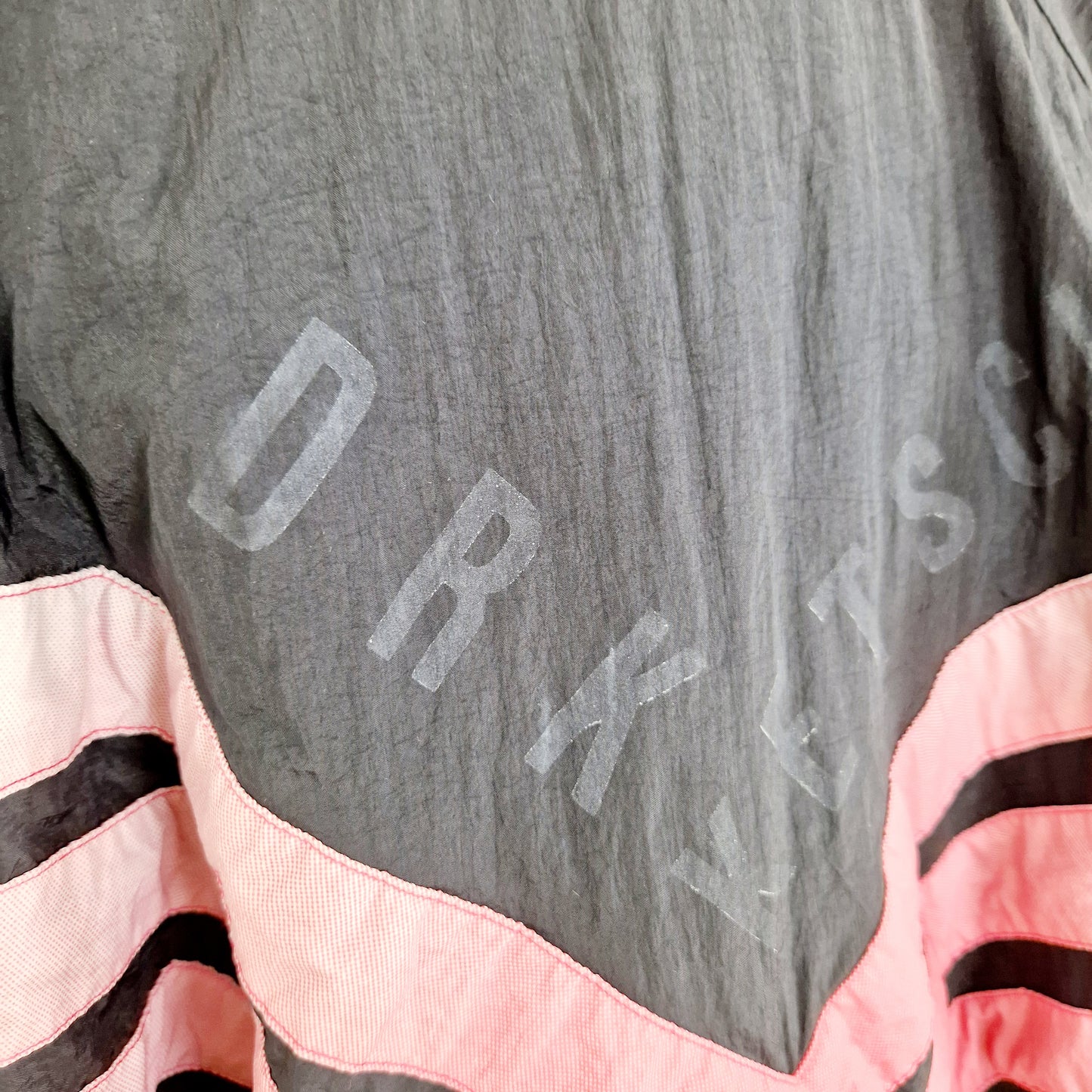 Einzigartige und nachhaltige Vintage Trainerjacke in schwarz-rot-weiss von Adidas. Unique and sustainable vintage track jacket in black-red-white from Adidas. Close-up 2.