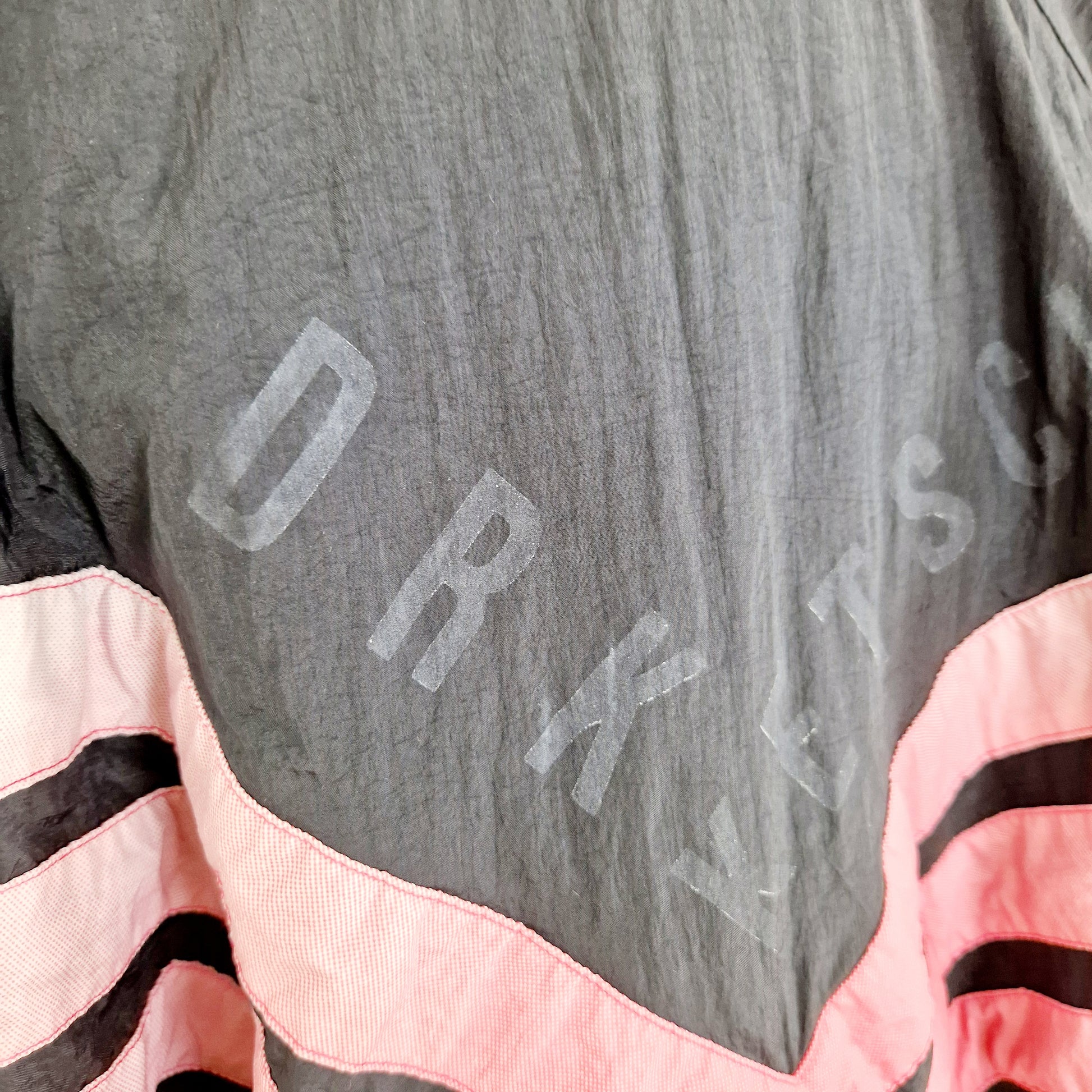 Einzigartige und nachhaltige Vintage Trainerjacke in schwarz-rot-weiss von Adidas. Unique and sustainable vintage track jacket in black-red-white from Adidas. Close-up 2.