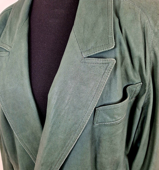 Einzigartiger und nachhaltiger Vintage Blazer in grün, Leder. Close-up.