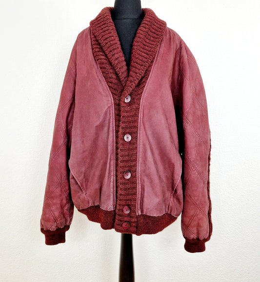 Einzigartige und nachhaltige Vintage Lederjacke in bordeaux mit Strick. Unique and sustainable vintage leather jacket in bordeaux with knit. Front. 