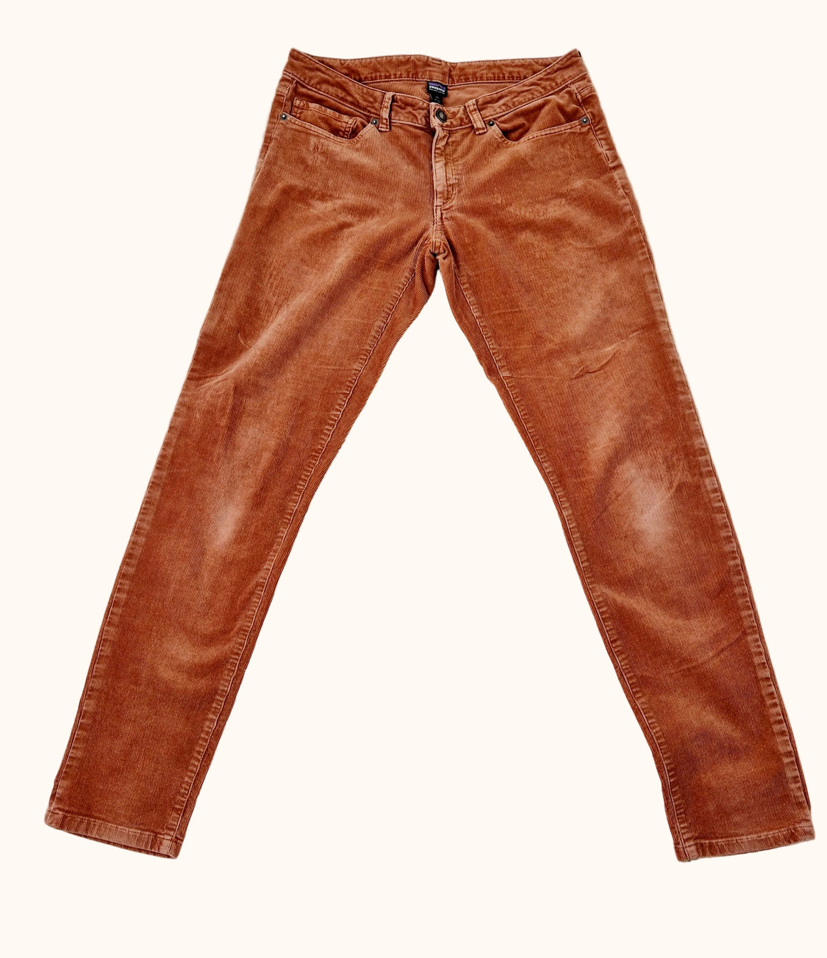 Einzigartige und nachhaltige Vintage Cordhose in rotbraun von Patagonia. Front.