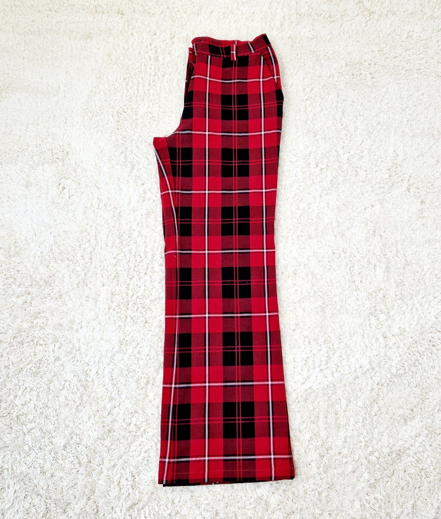 Einzigartige und nachhaltige Vintage Hose in rot-schwarz mit Karo. Unique and sustainable vintage trousers in red-black and checked. Side.