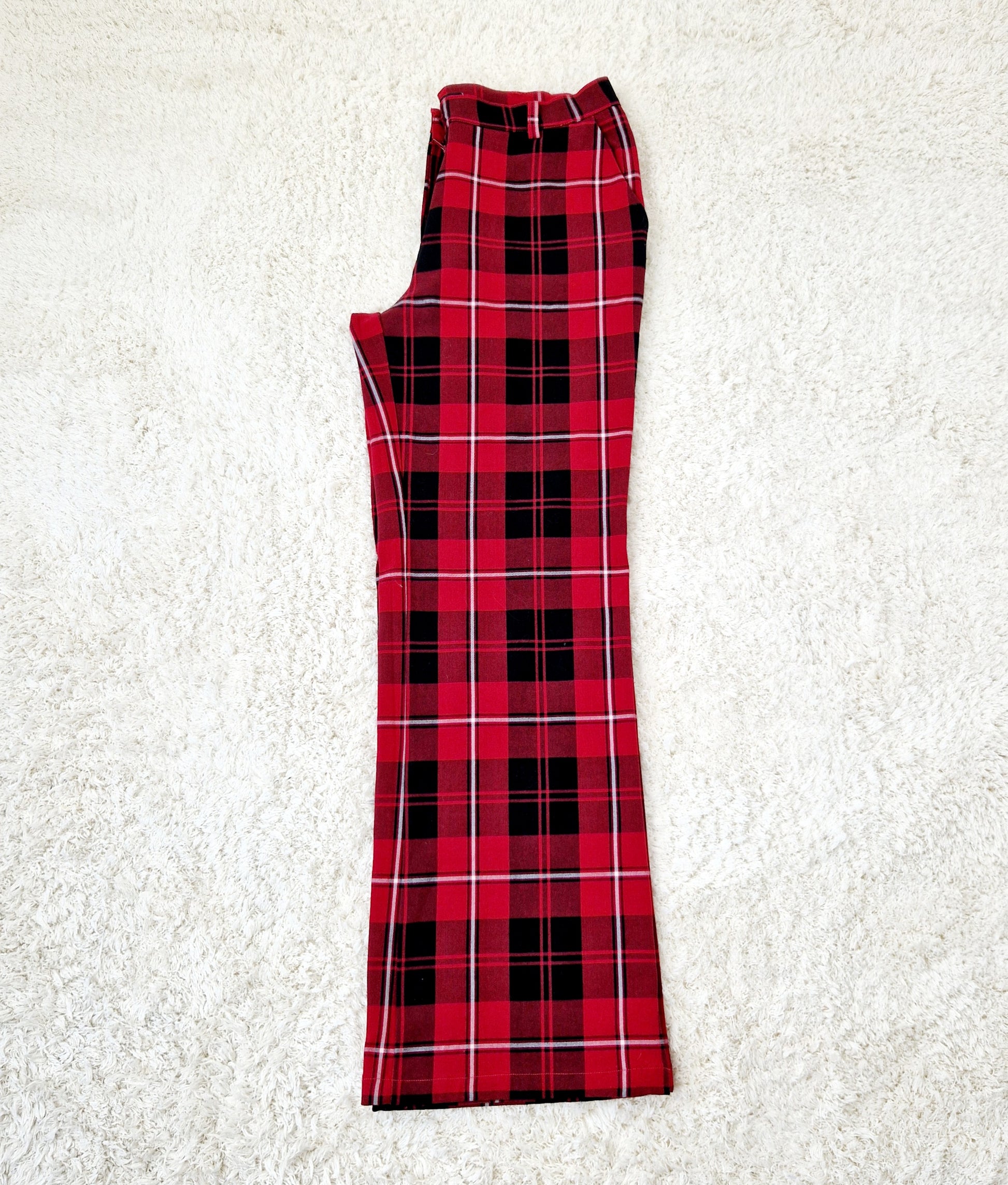 Einzigartige und nachhaltige Vintage Hose in rot-schwarz mit Karo. Unique and sustainable vintage trousers in red-black and checked. Side.