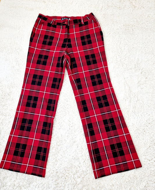 Einzigartige und nachhaltige Vintage Hose in rot-schwarz mit Karo. Unique and sustainable vintage trousers in red-black and checked. Front.