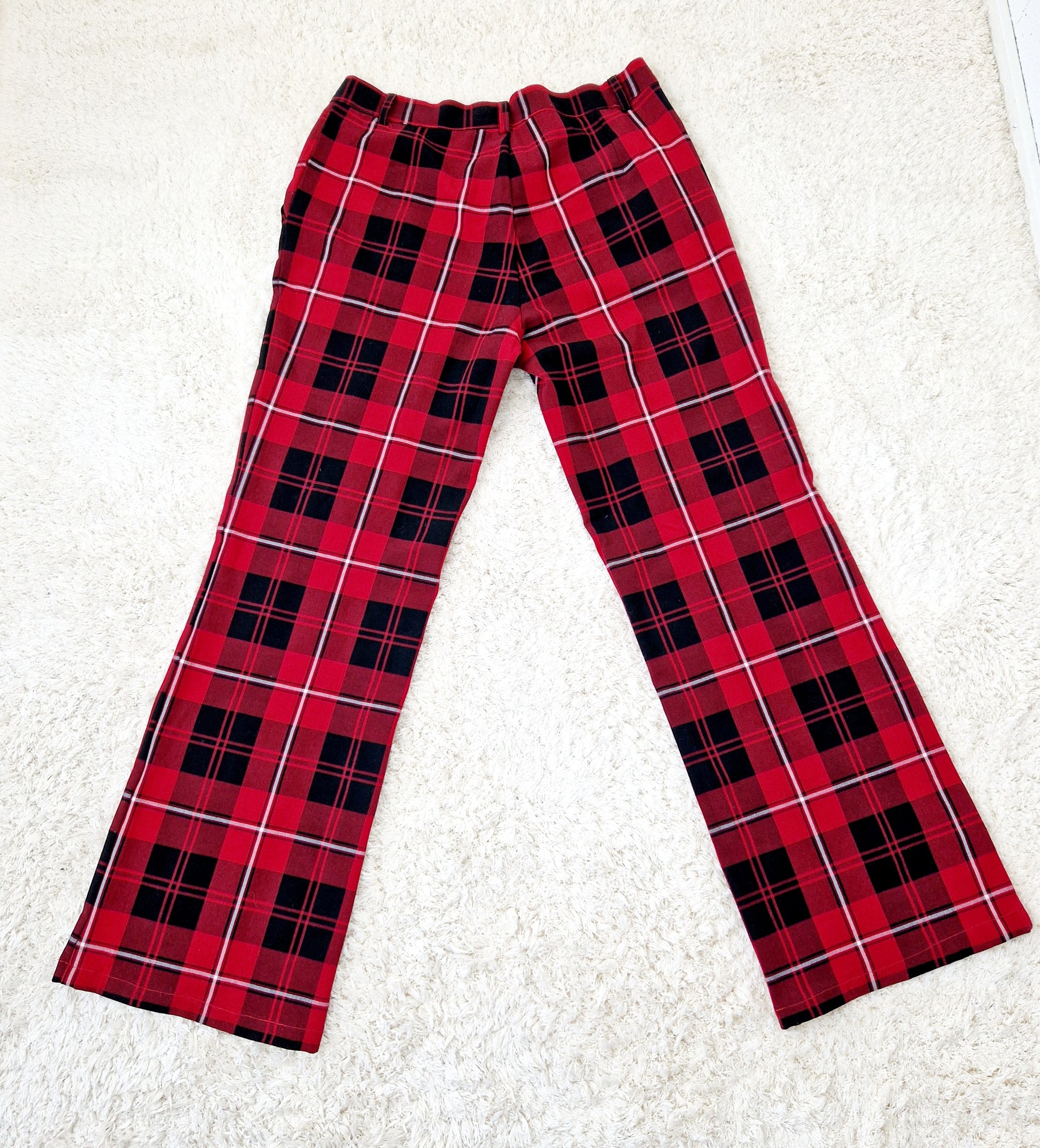 Einzigartige und nachhaltige Vintage Hose in rot-schwarz mit Karo. Unique and sustainable vintage trousers in red-black and checked. Back.