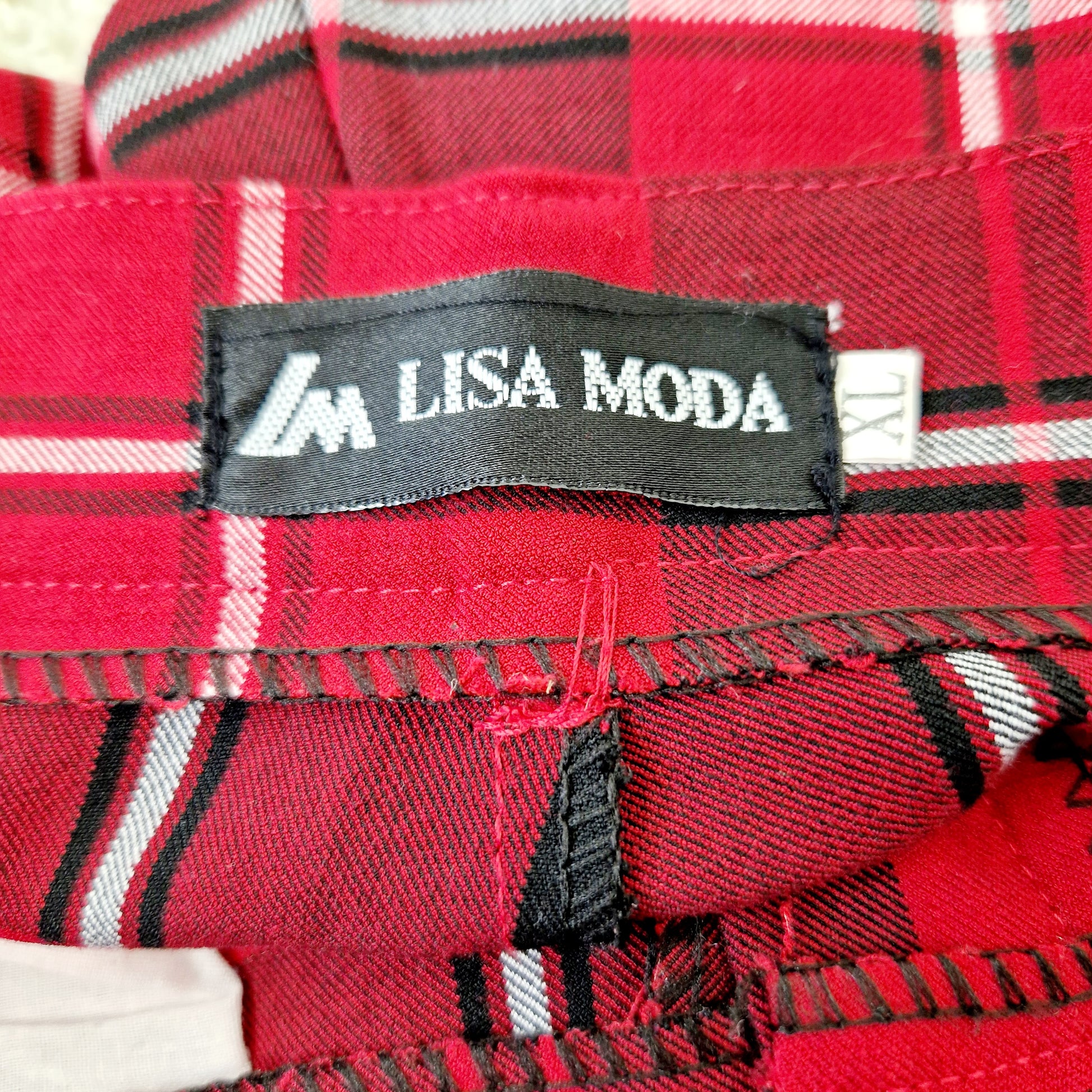 Einzigartige und nachhaltige Vintage Hose in rot-schwarz mit Karo. Unique and sustainable vintage trousers in red-black and checked. Tag.