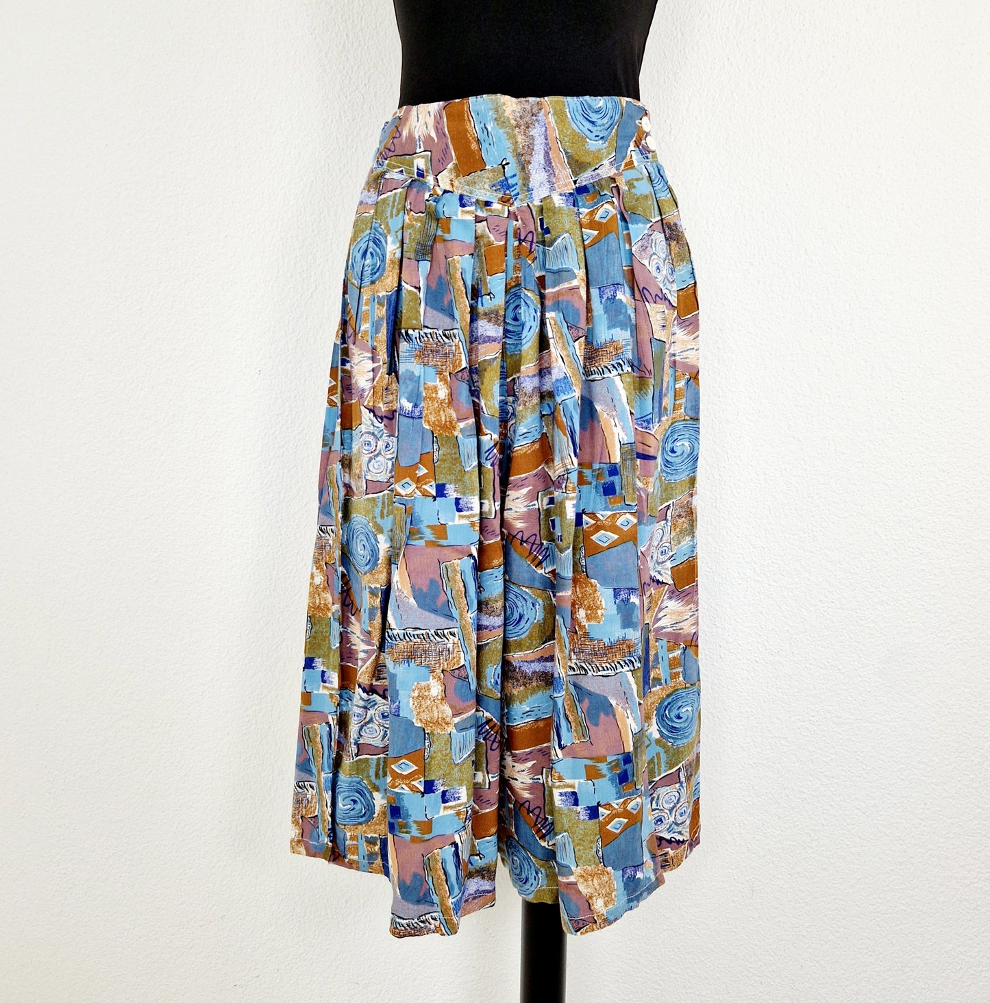 Einzigartige und nachhaltige Vintage Culotte in lila-blau-beige. Unique and sustainable vintage pair of culottes in purple-blue-beige. Front.