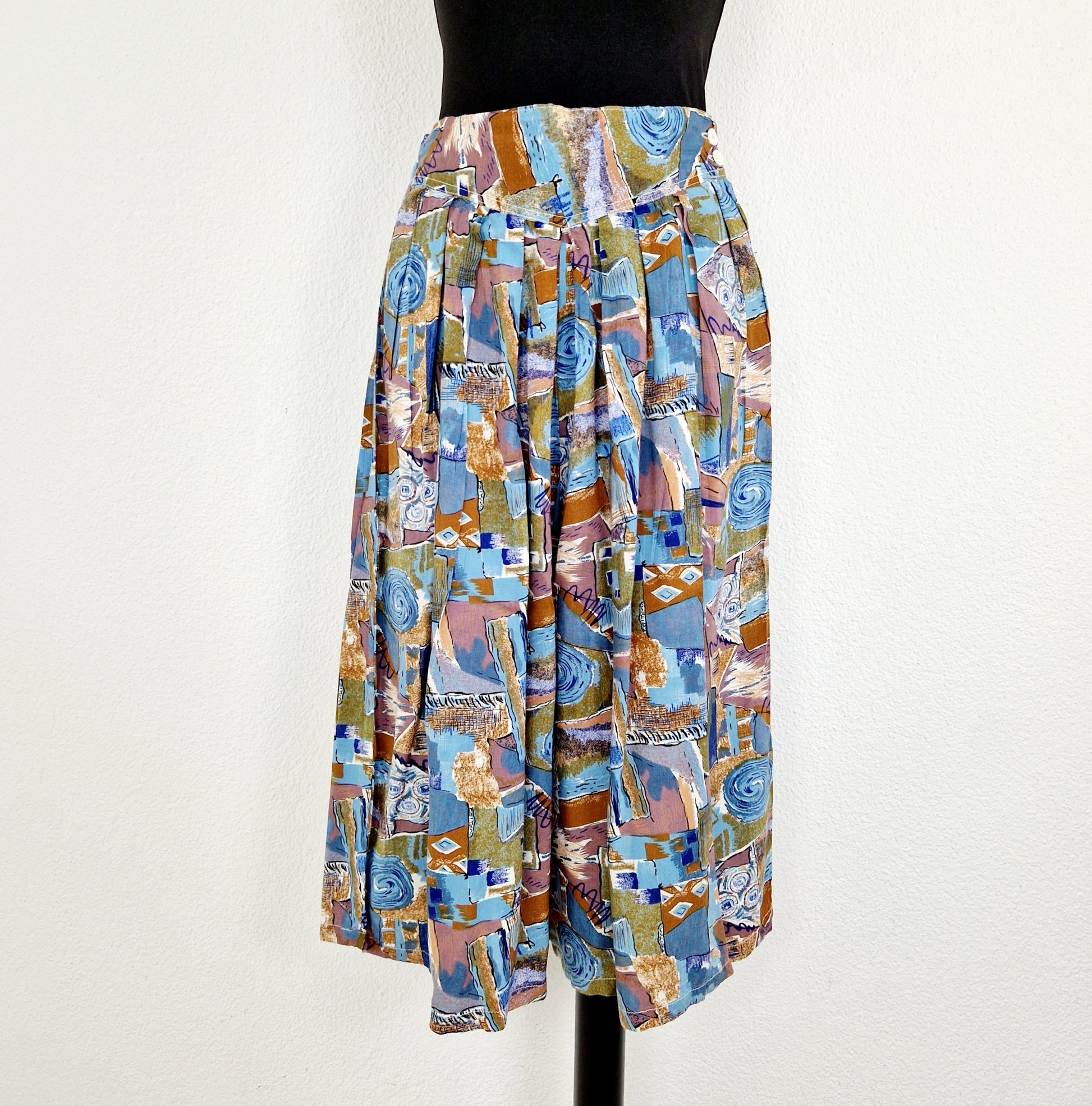 Einzigartige und nachhaltige Vintage Culotte in lila-blau-beige. Unique and sustainable vintage pair of culottes in purple-blue-beige. Front.