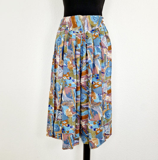 Einzigartige und nachhaltige Vintage Culotte in lila-blau-beige. Unique and sustainable vintage pair of culottes in purple-blue-beige. Front.