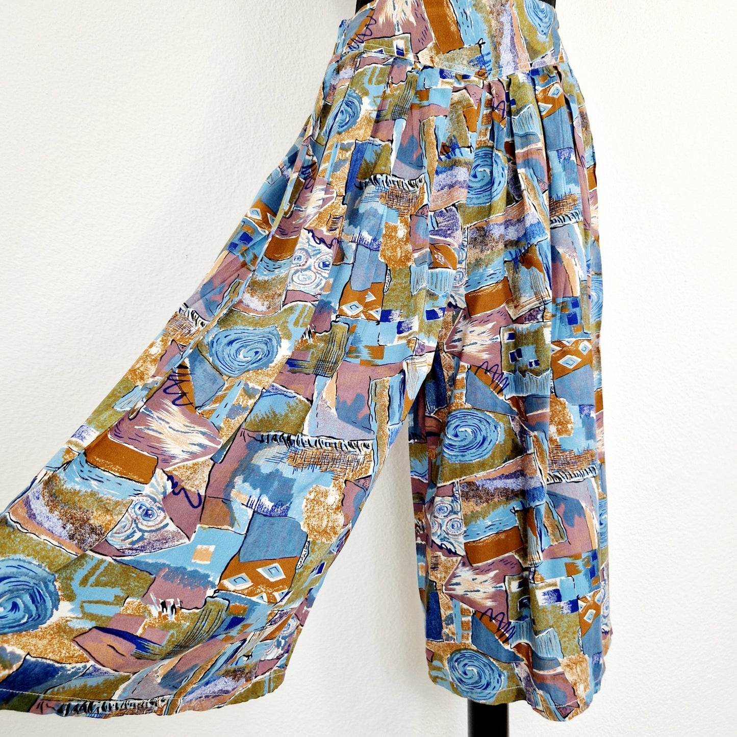 Einzigartige und nachhaltige Vintage Culotte in lila-blau-beige. Unique and sustainable vintage pair of culottes in purple-blue-beige. Close-up.