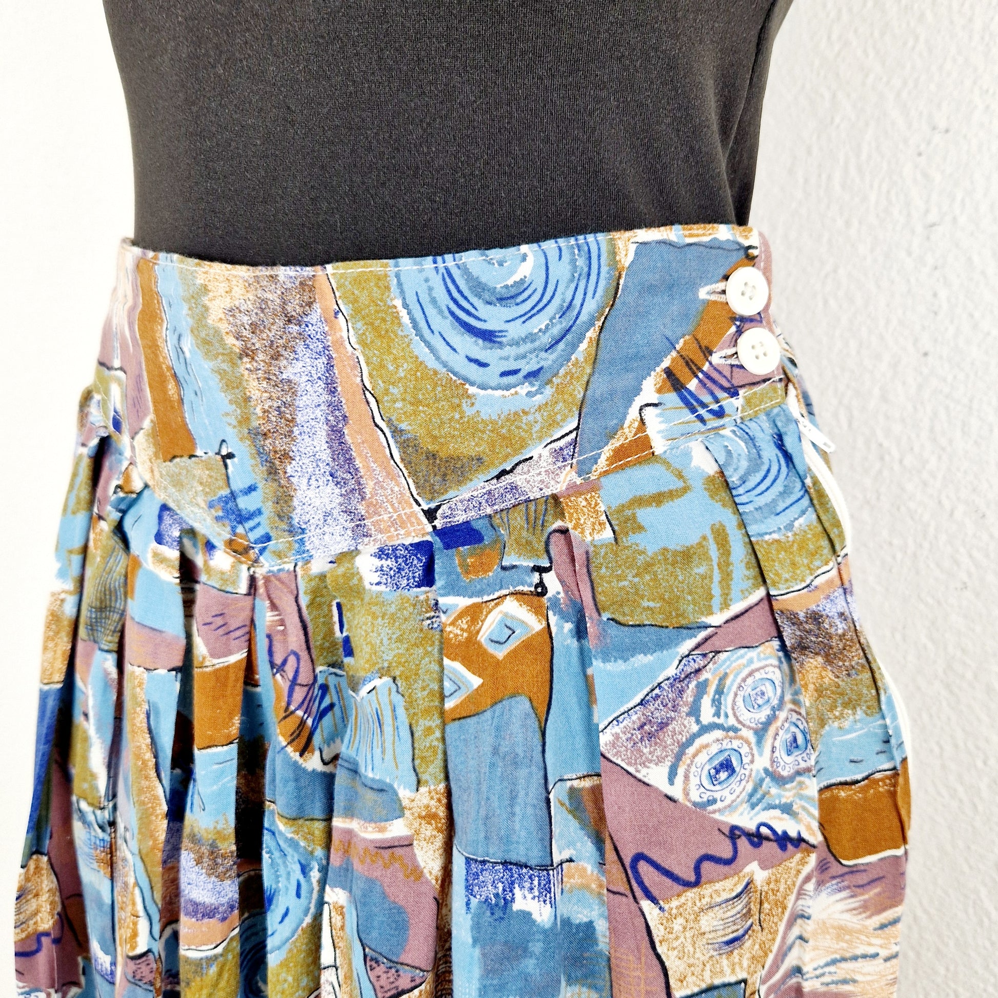 Einzigartige und nachhaltige Vintage Culotte in lila-blau-beige. Unique and sustainable vintage pair of culottes in purple-blue-beige. Close-up 2.
