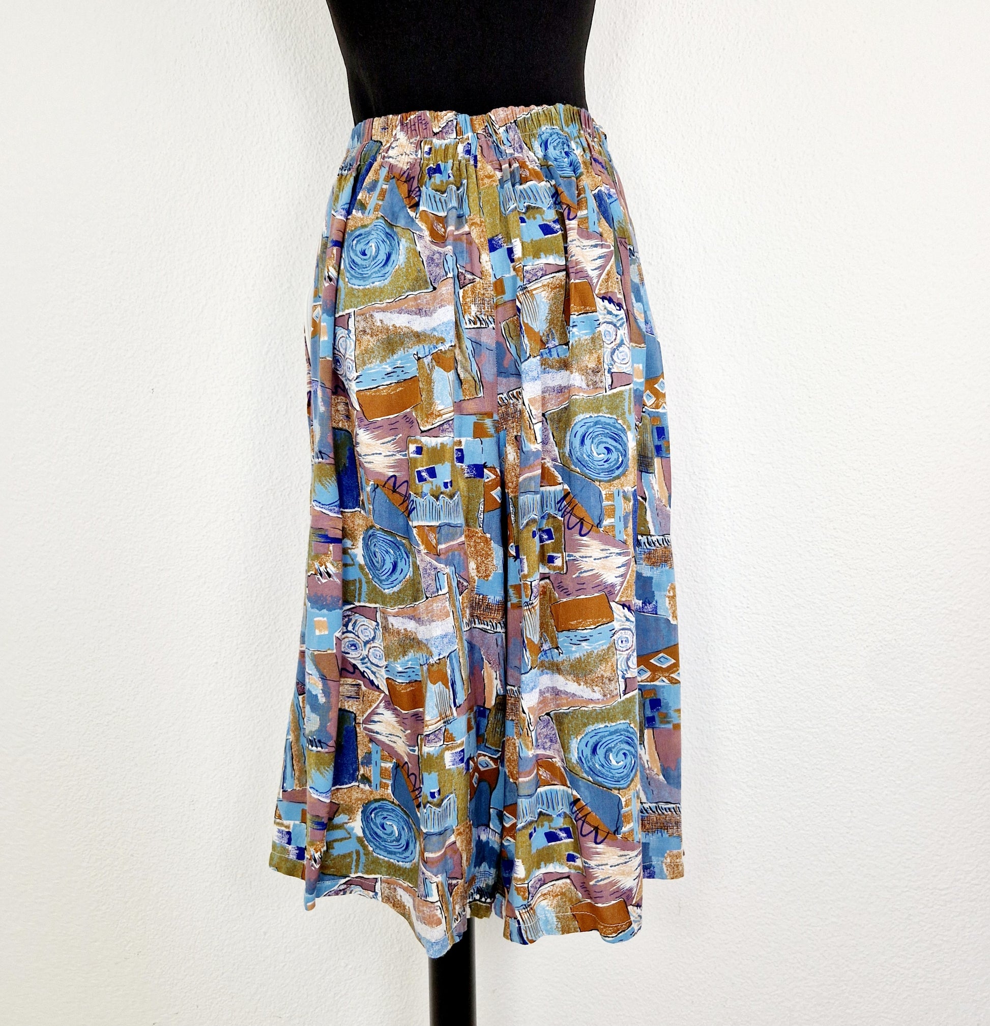 Einzigartige und nachhaltige Vintage Culotte in lila-blau-beige. Unique and sustainable vintage pair of culottes in purple-blue-beige. Back.