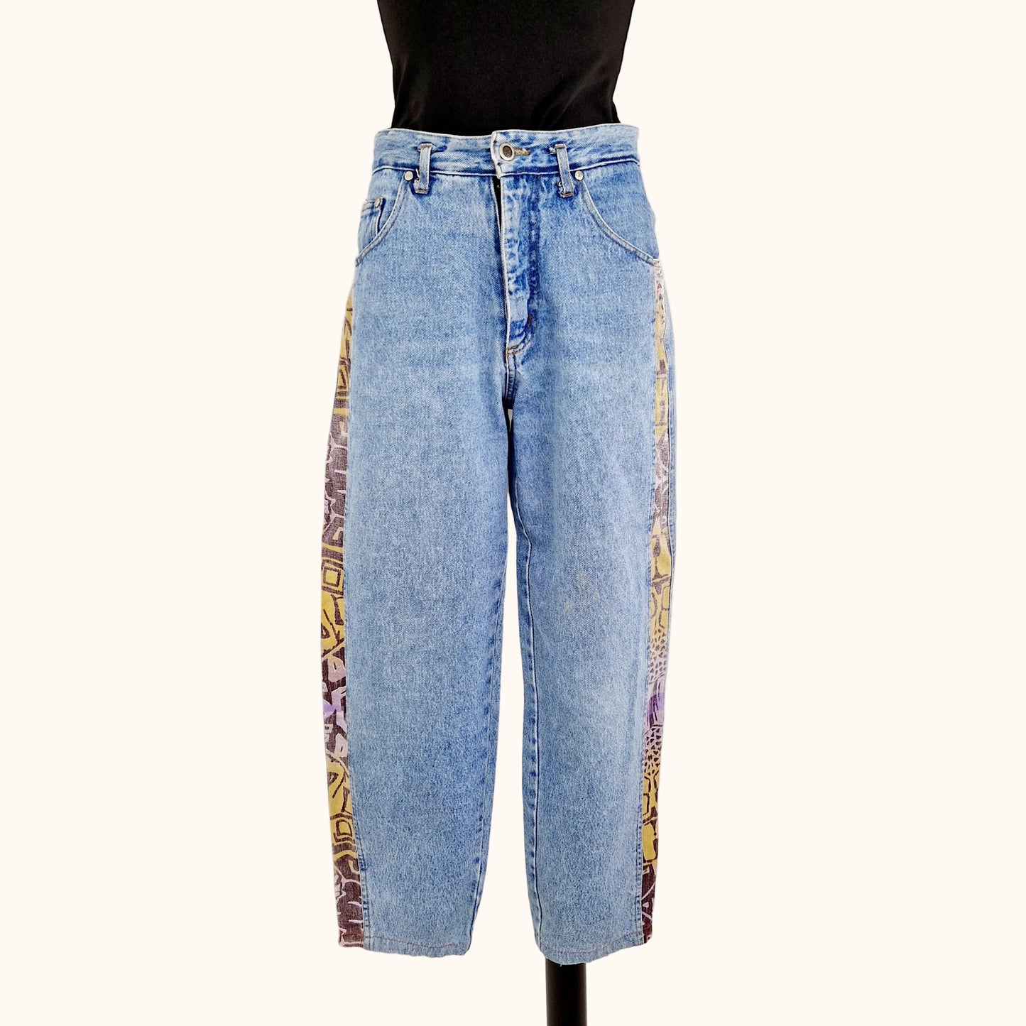 Einzigartige und nachhaltige Vintage Jeans in mittelblau-beige-violett, mit Streifen. Model.