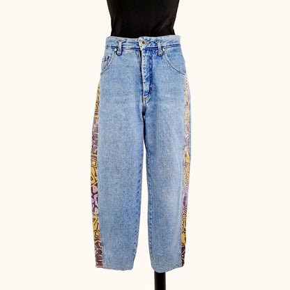 Einzigartige und nachhaltige Vintage Jeans in mittelblau-beige-violett, mit Streifen. Model.