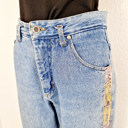 Einzigartige und nachhaltige Vintage Jeans in mittelblau-beige-violett, mit Streifen. Close-up.