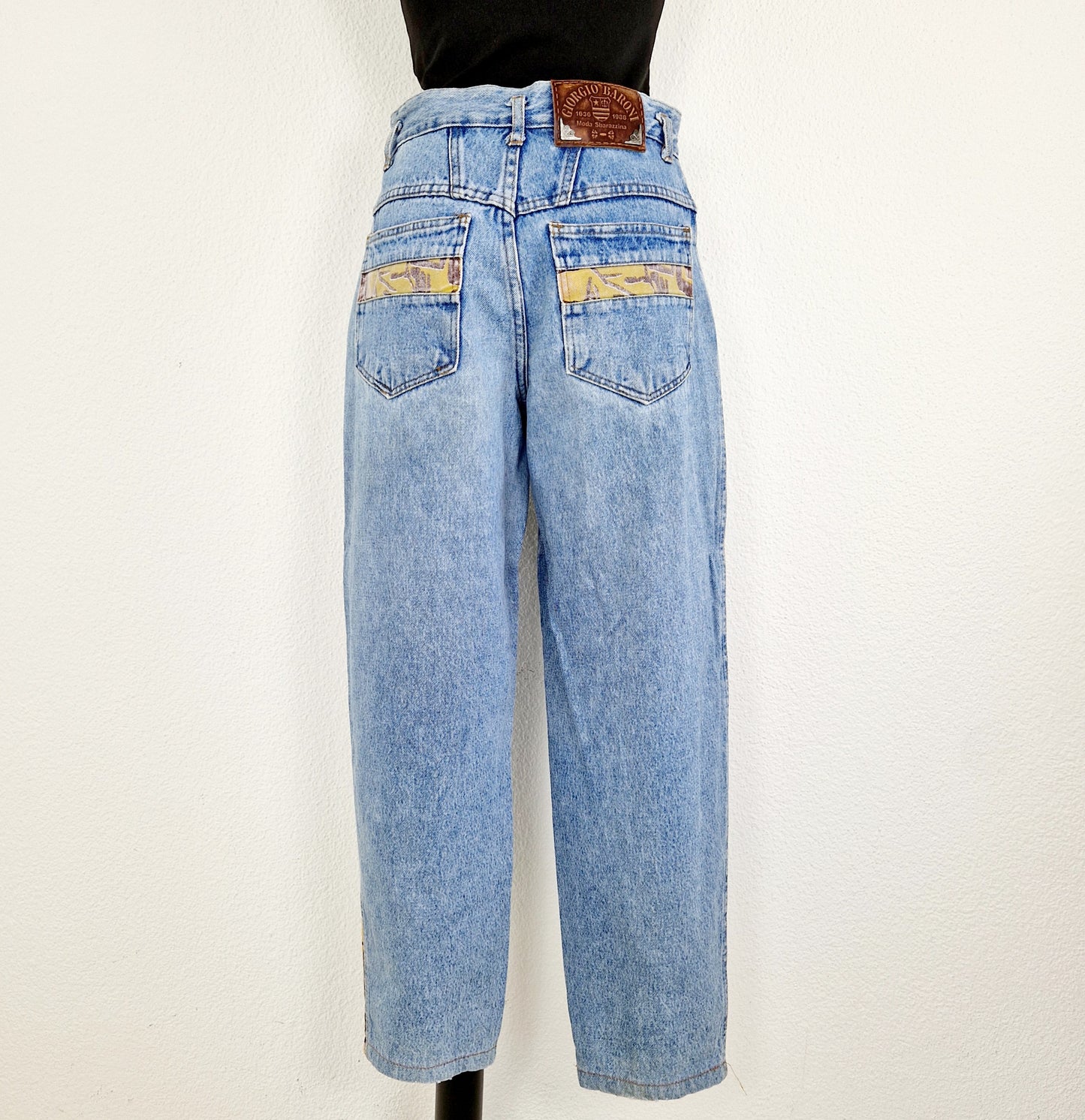 Einzigartige und nachhaltige Vintage Jeans in mittelblau-beige-violett, mit Streifen. Back.