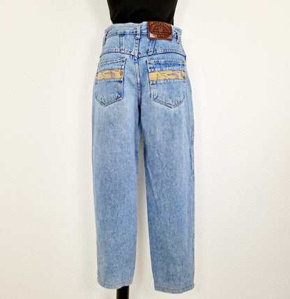 Einzigartige und nachhaltige Vintage Jeans in mittelblau-beige-violett, mit Streifen. Back.