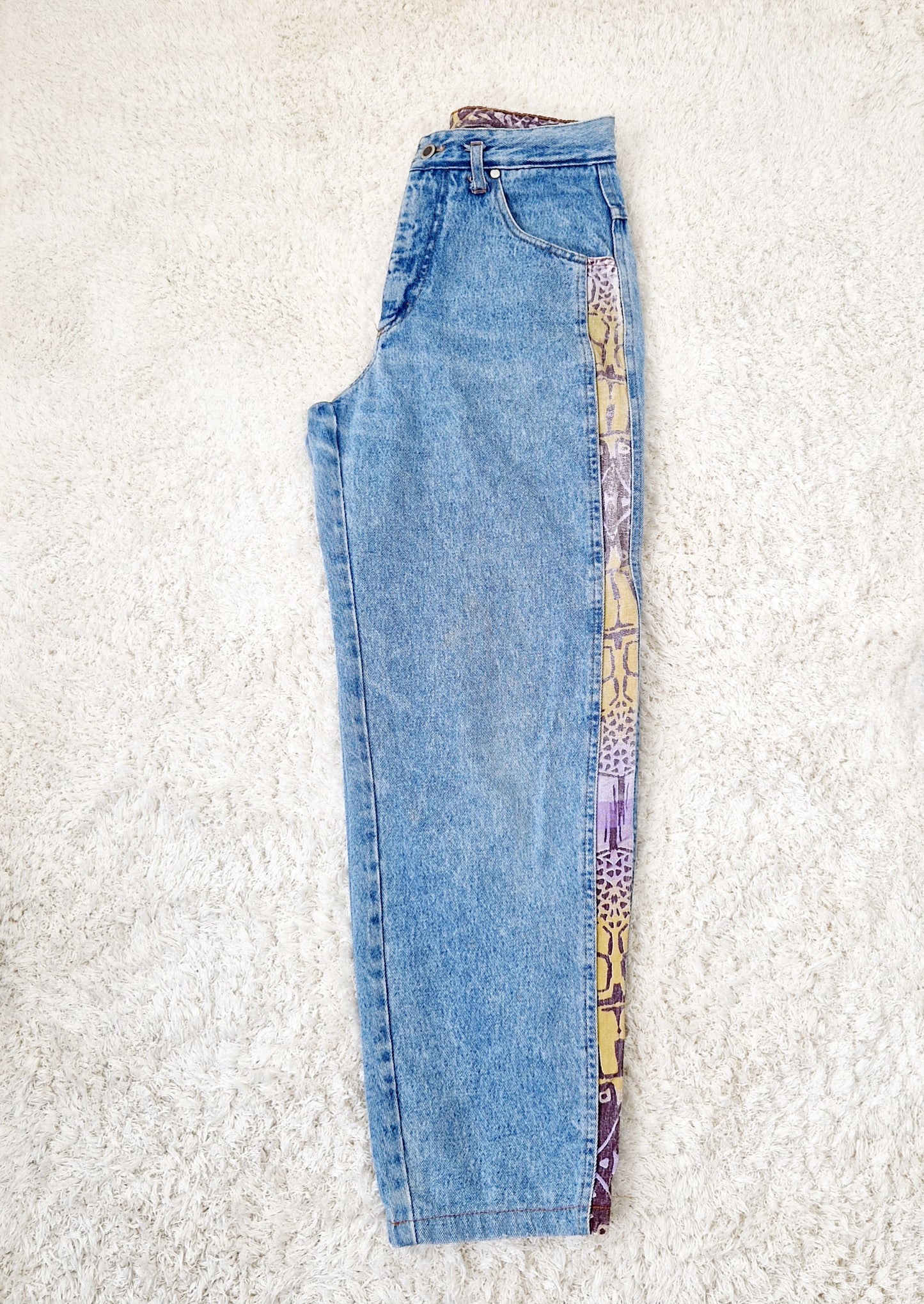 Einzigartige und nachhaltige Vintage Jeans in mittelblau-beige-violett, mit Streifen. Side.