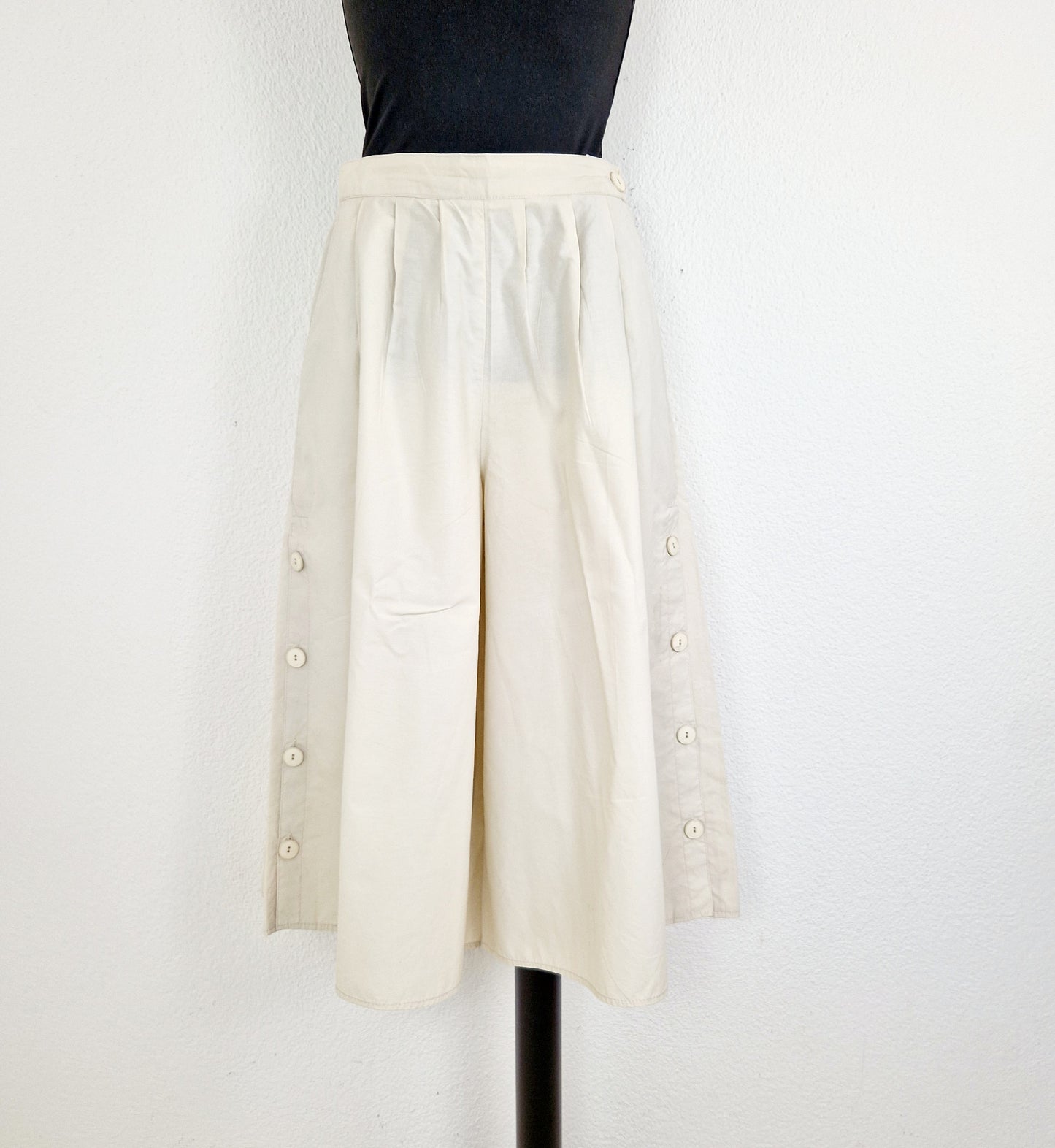 Einzigartige und nachhaltige Vintage Culotte in hellbeige. Unique and sustainable vintage pair uf culottes in light beige. Front. 