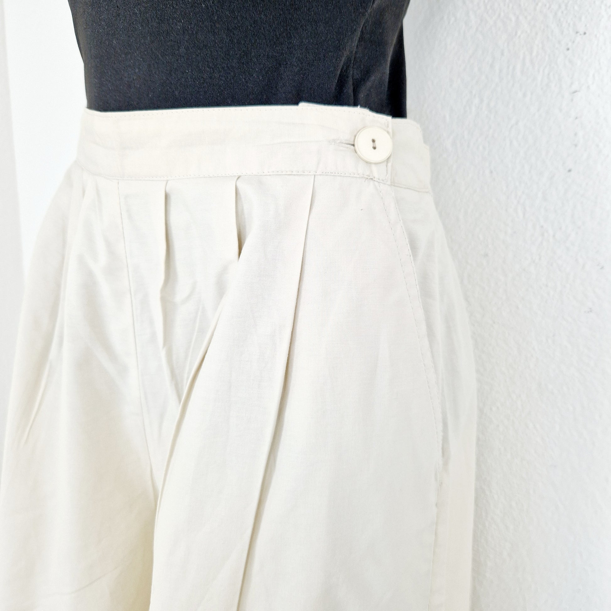 Einzigartige und nachhaltige Vintage Culotte in hellbeige. Unique and sustainable vintage pair uf culottes in light beige. Close-up.