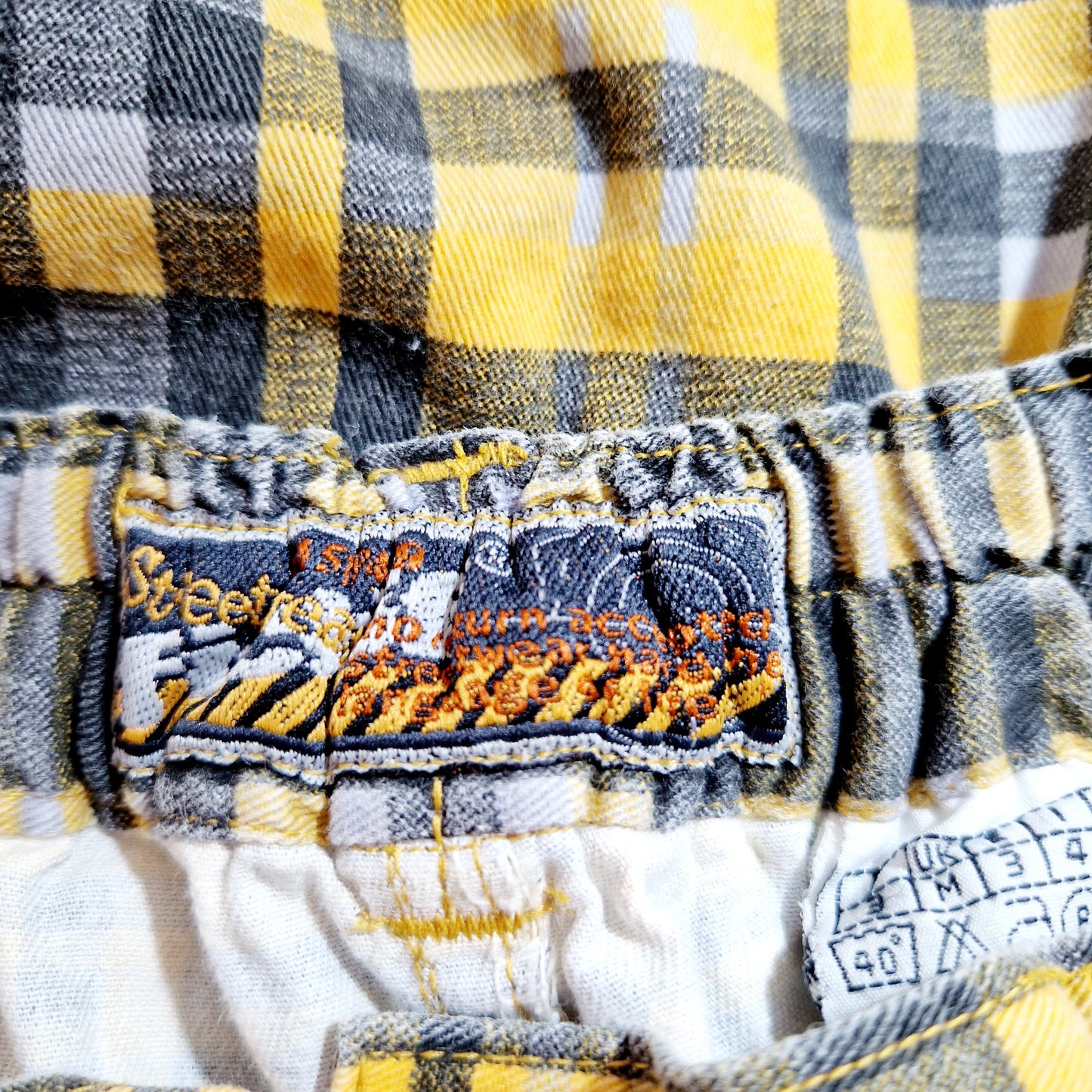 Einzigartige und nachhaltige Vintage Hose in gelb-grau kariert. Unique and sustainable vintage pants in yellow-grey, checked. Tag.