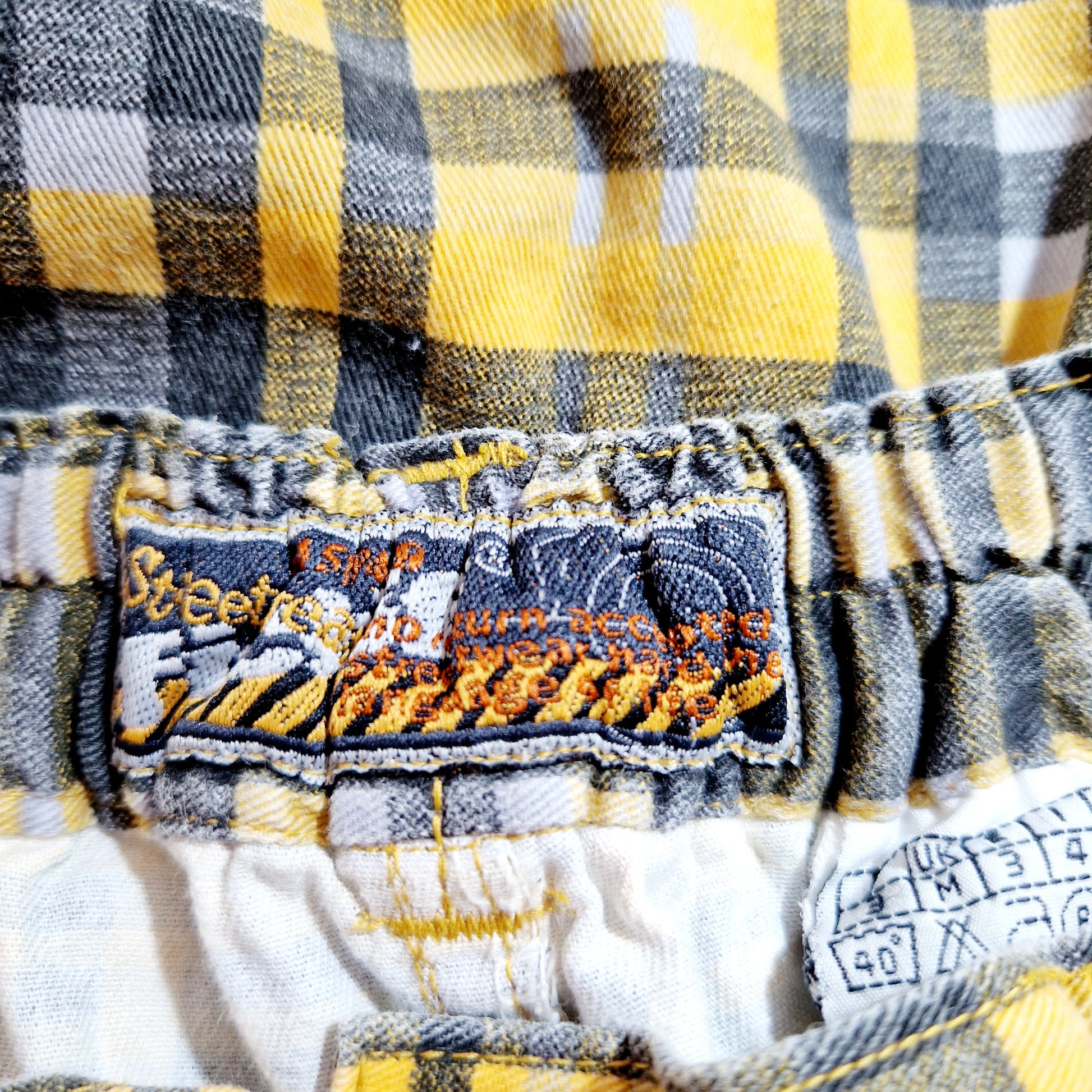 Einzigartige und nachhaltige Vintage Hose in gelb-grau kariert. Unique and sustainable vintage pants in yellow-grey, checked. Tag.