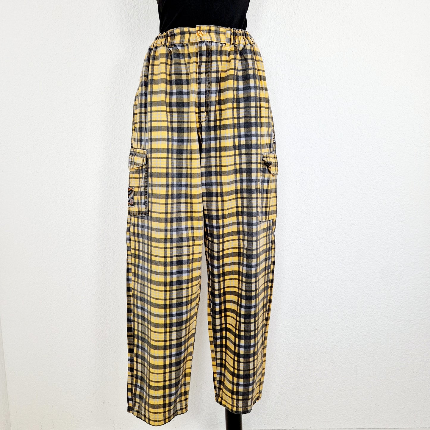 Einzigartige und nachhaltige Vintage Hose in gelb-grau kariert. Unique and sustainable vintage pants in yellow-grey, checked. Front.