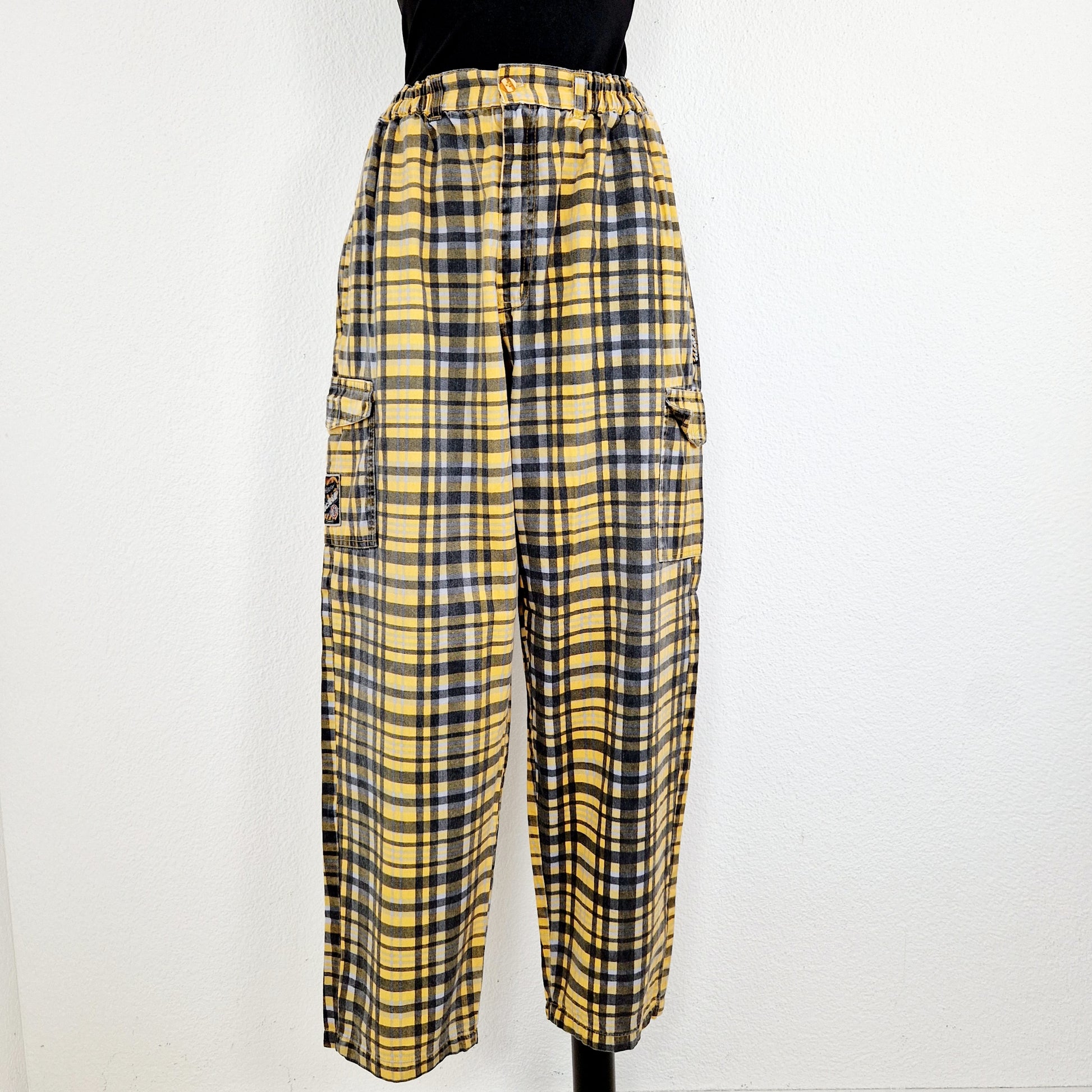 Einzigartige und nachhaltige Vintage Hose in gelb-grau kariert. Unique and sustainable vintage pants in yellow-grey, checked. Front.
