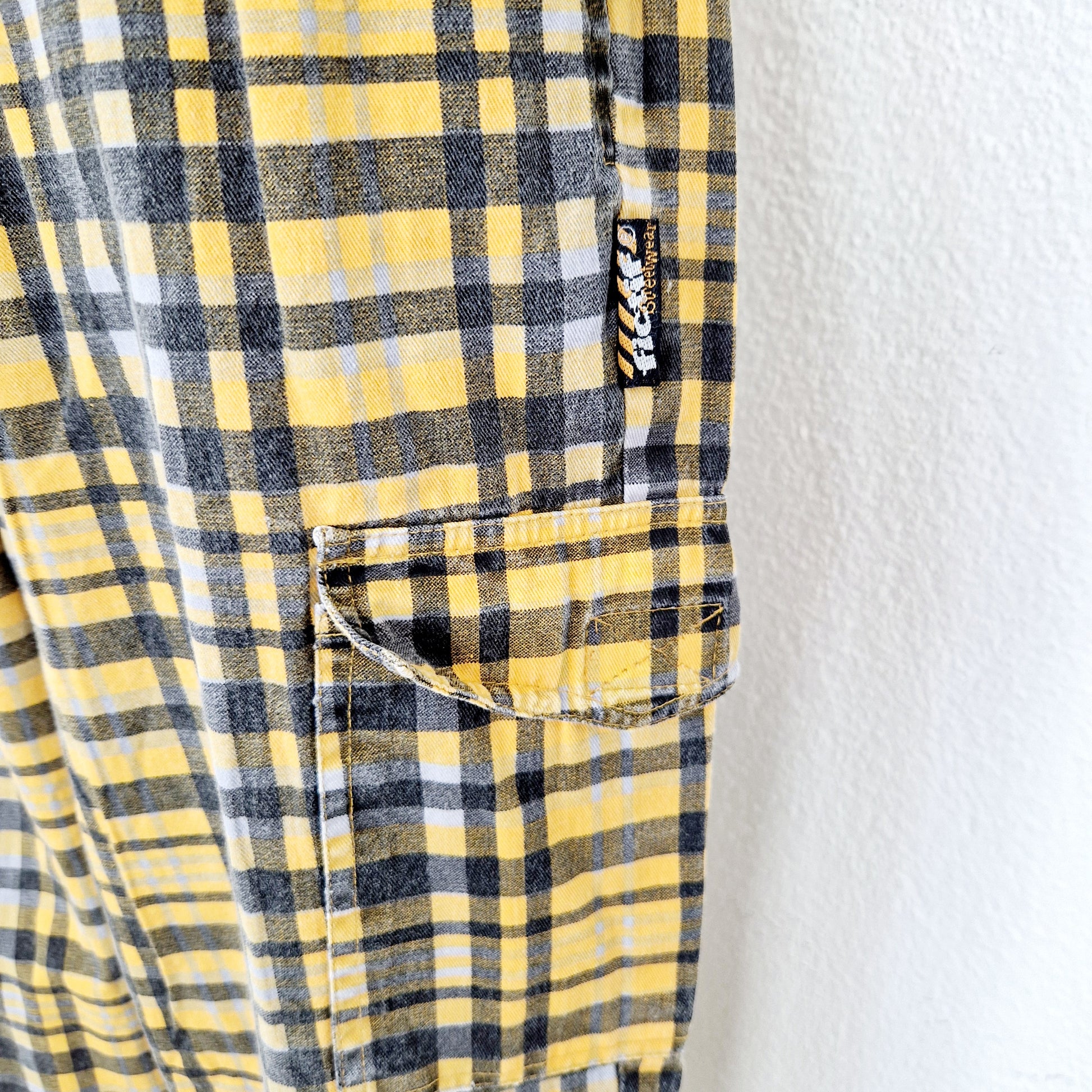 Einzigartige und nachhaltige Vintage Hose in gelb-grau kariert. Unique and sustainable vintage pants in yellow-grey, checked. Close-up 2.
