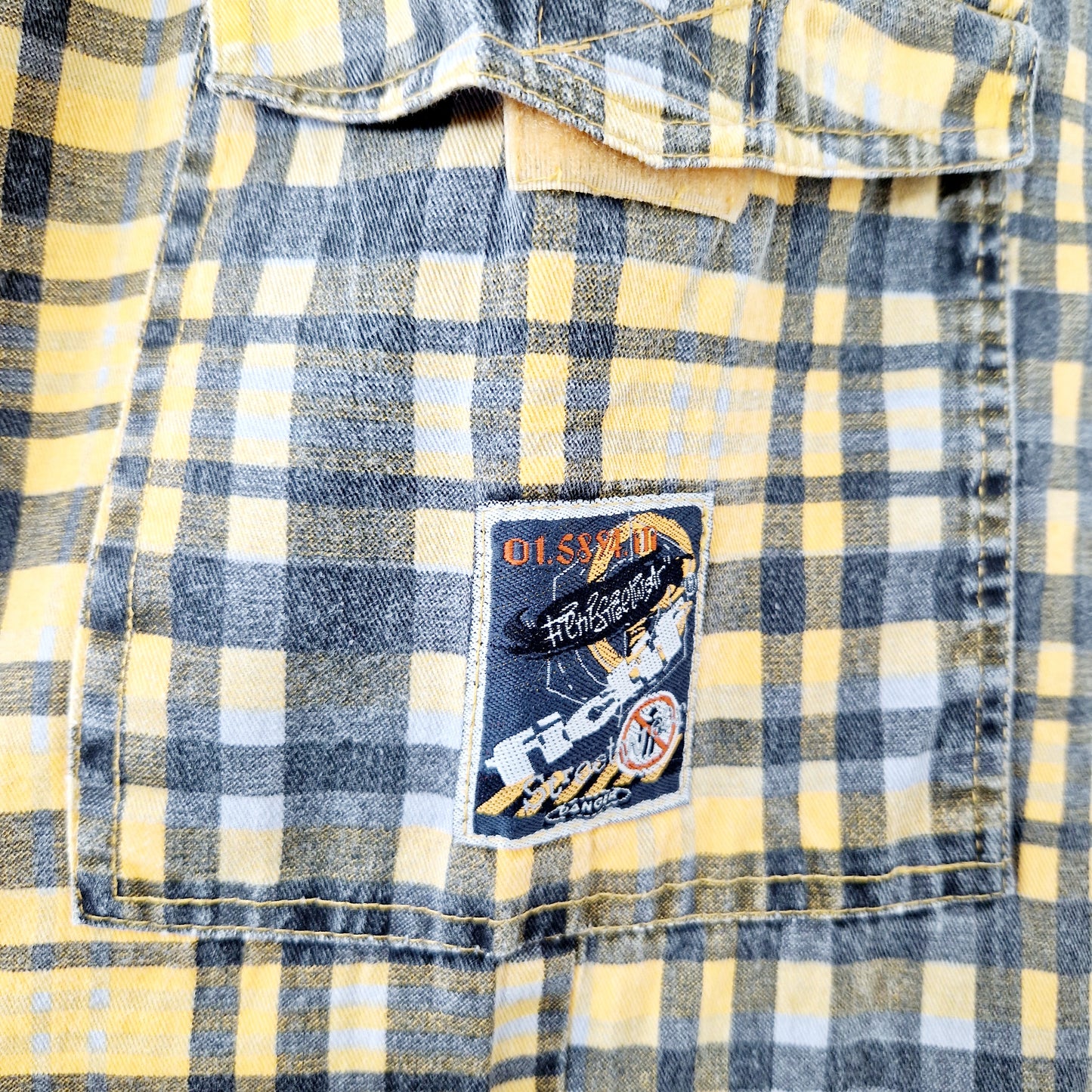 Einzigartige und nachhaltige Vintage Hose in gelb-grau kariert. Unique and sustainable vintage pants in yellow-grey, checked. Close-up 3.