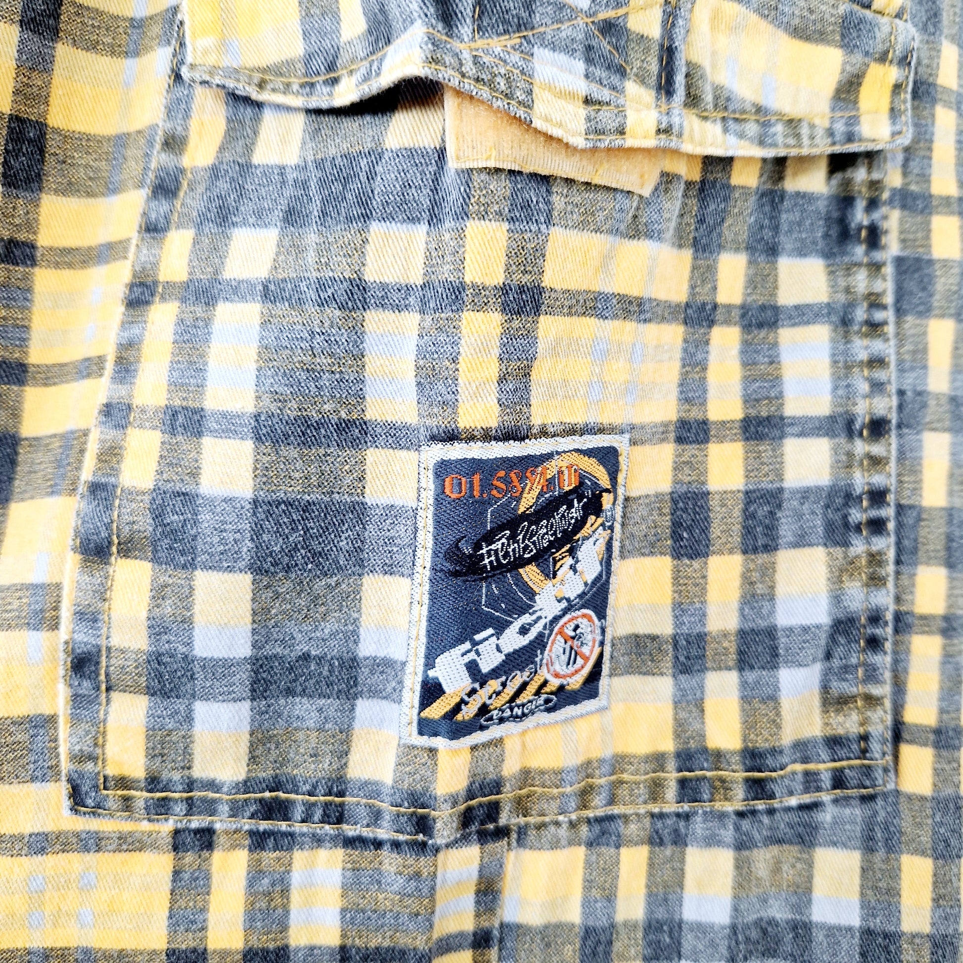 Einzigartige und nachhaltige Vintage Hose in gelb-grau kariert. Unique and sustainable vintage pants in yellow-grey, checked. Close-up 3.