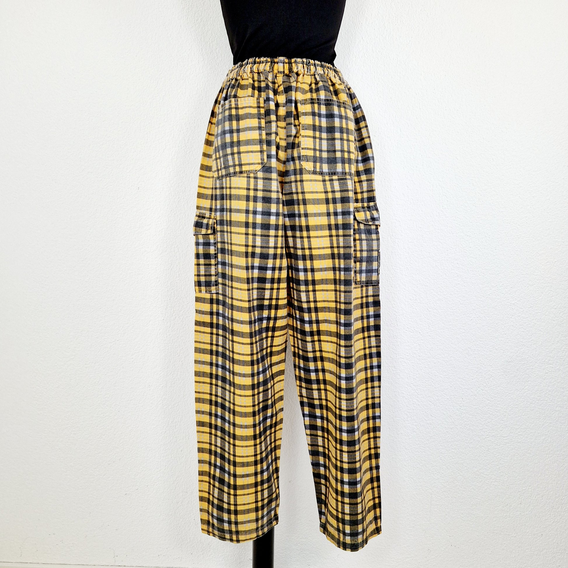 Einzigartige und nachhaltige Vintage Hose in gelb-grau kariert. Unique and sustainable vintage pants in yellow-grey, checked. Back.