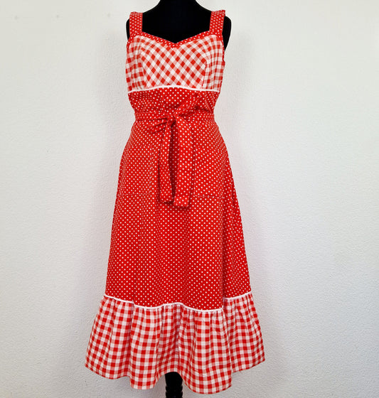 Einzigartiges und nachhaltiges Vintage Kleid, Träger, in rot-weiss, mit Karo und Punkten. Unique and sustainable vitage dress, strapes, in red-white, with check and polka dots. Front. 