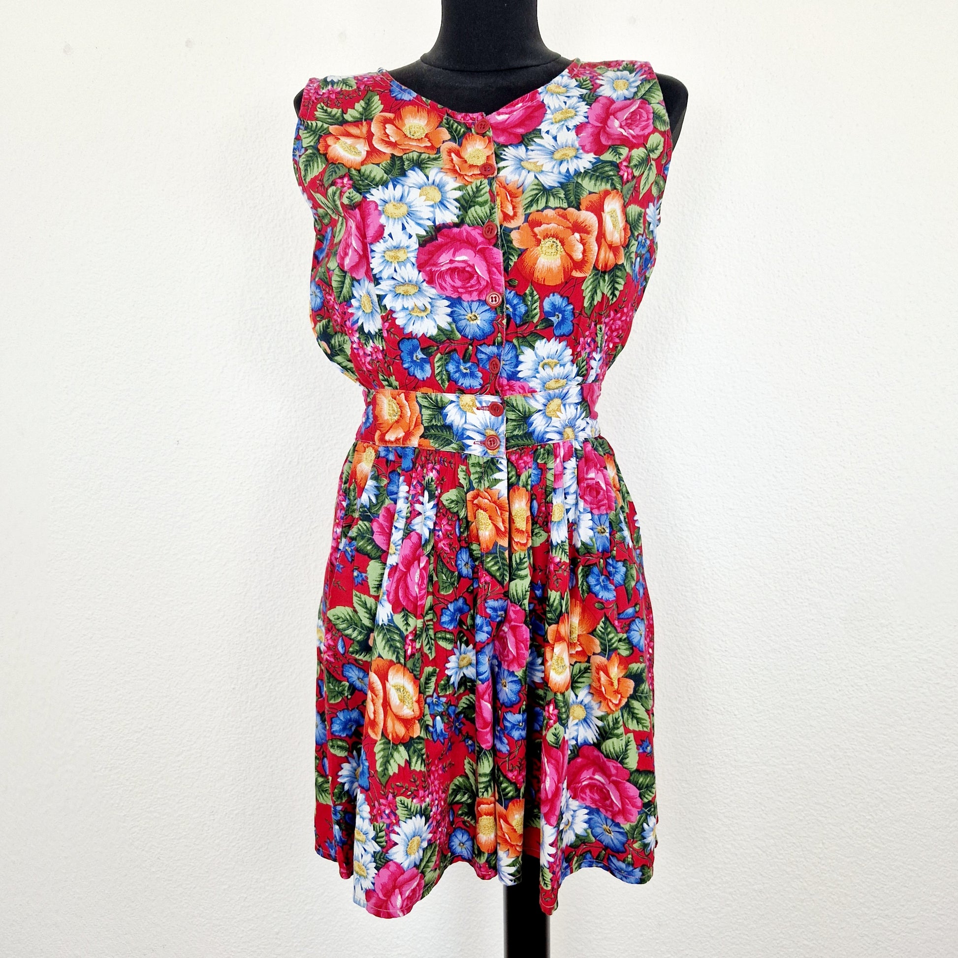 Einzigartiger und nachhaltiger Vintage Playsuit in pink-blau-weiss mit Blumen. Unique and sustainable vintage playsuit in pink-blue-white with flowers. Front. 