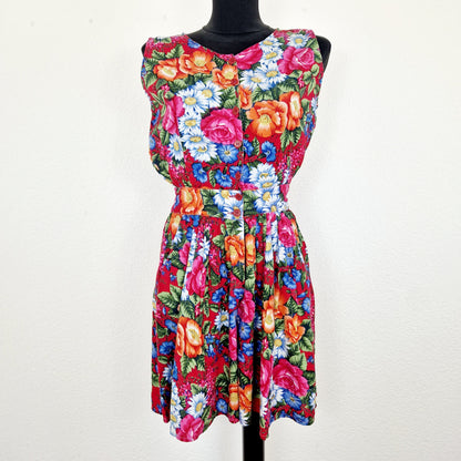 Einzigartiger und nachhaltiger Vintage Playsuit in pink-blau-weiss mit Blumen. Unique and sustainable vintage playsuit in pink-blue-white with flowers. Front. 