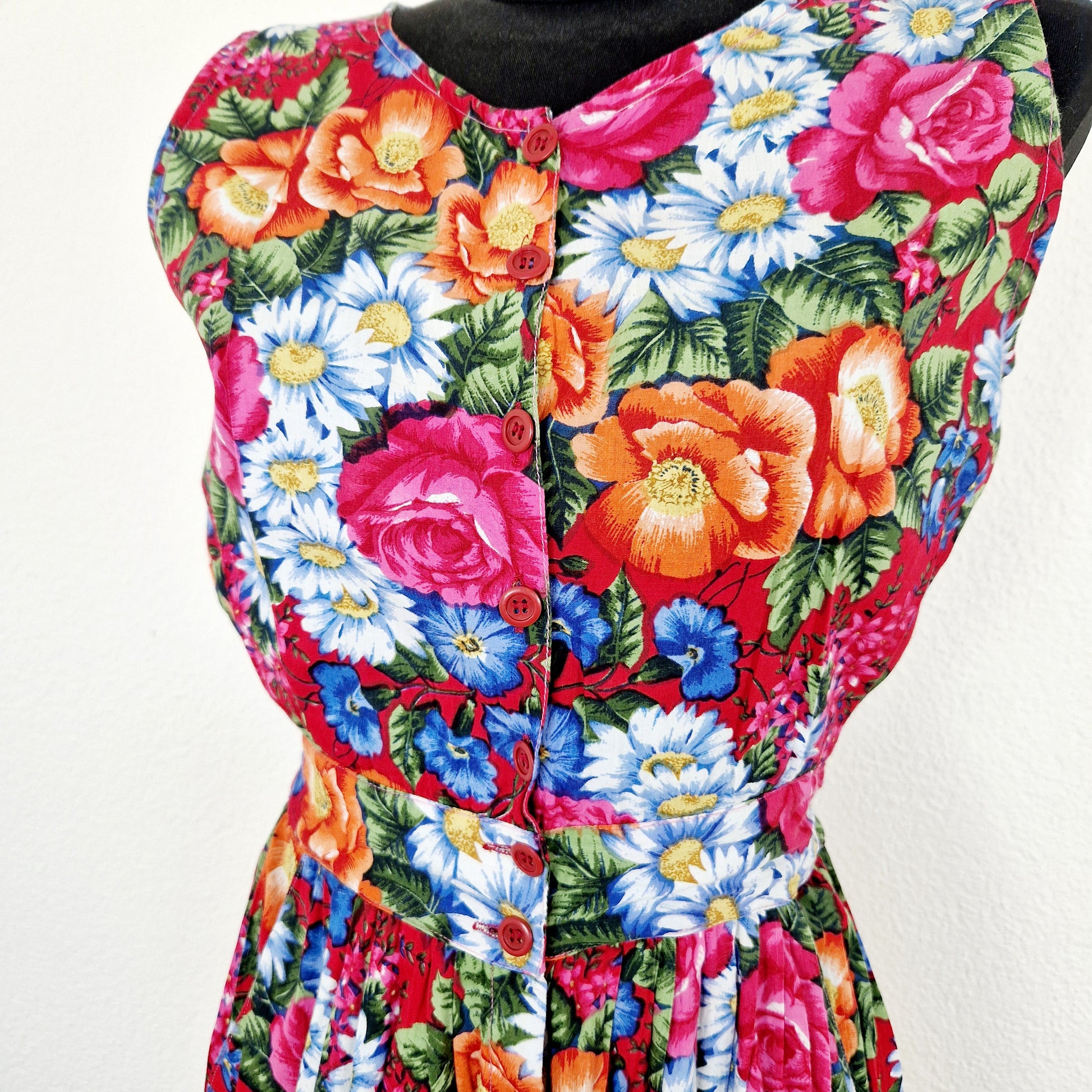 Einzigartiger und nachhaltiger Vintage Playsuit in pink-blau-weiss mit Blumen. Unique and sustainable vintage playsuit in pink-blue-white with flowers. Close-up.