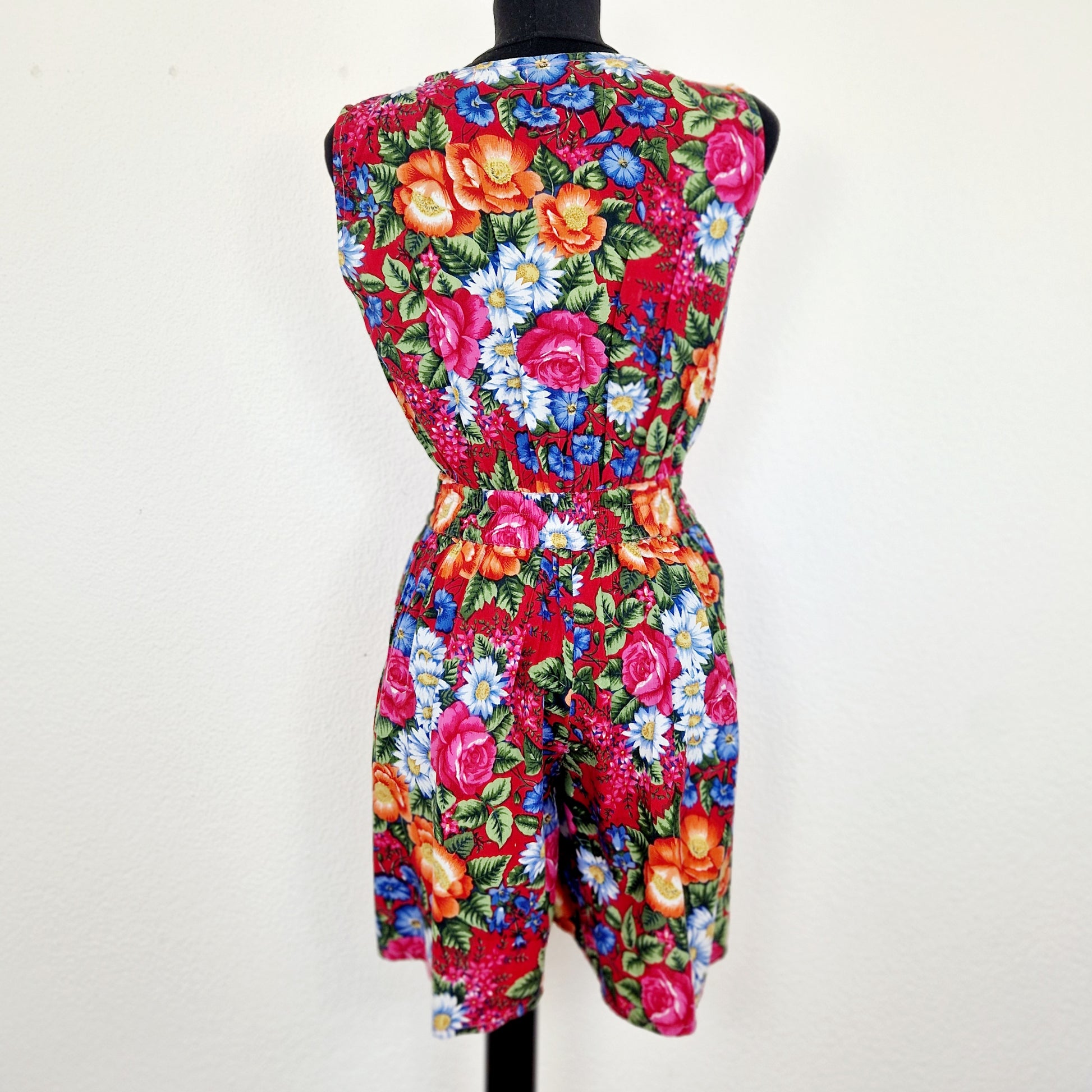 Einzigartiger und nachhaltiger Vintage Playsuit in pink-blau-weiss mit Blumen. Unique and sustainable vintage playsuit in pink-blue-white with flowers. Back.