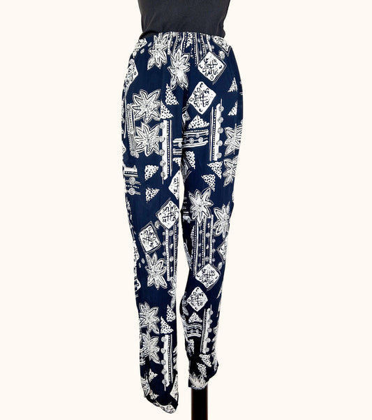 Einzigartige und nachhaltige Vintage Hose in blau-weiss mit Ethno-Muster. Front.