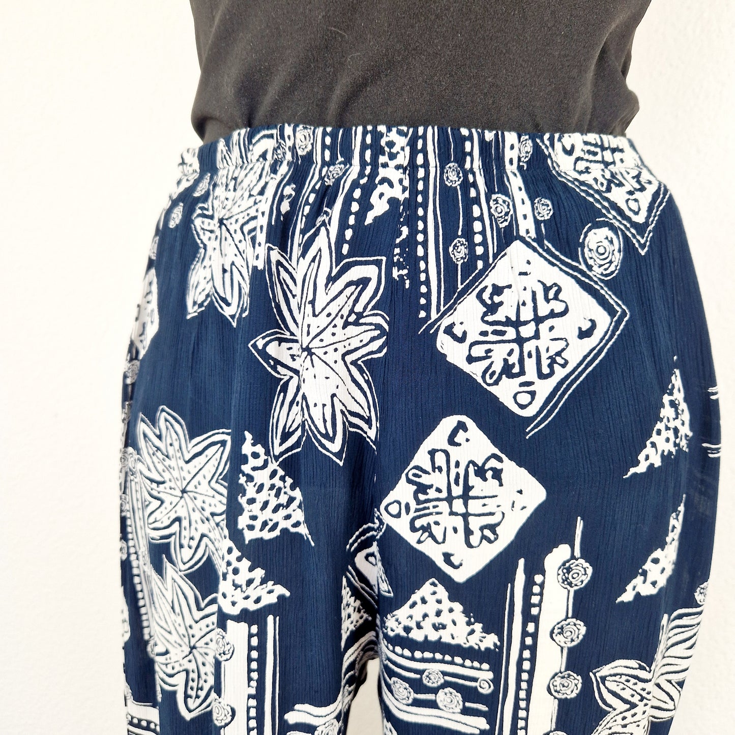 Einzigartige und nachhaltige Vintage Hose in blau-weiss mit Ethno-Muster. Close-up.